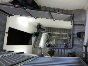 u. a. StudentInnen im Treppenhaus des Wiels in Brüssel.